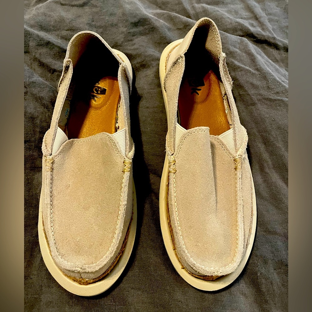 Sanuk “Donna” style in suede in size 8
